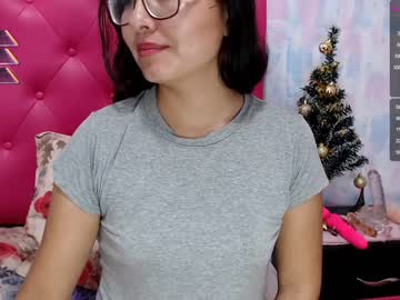 สาว สวย นม โต Huge tits babe showing her virgin pussy