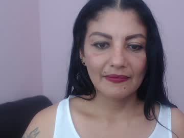 av นม ใหญ่ Beautiful brunette toys her shaved pussy on cam