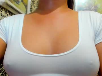 คน หี ให่ ญ Latina teen has the cutest tits around as well as a love of the great outdoors