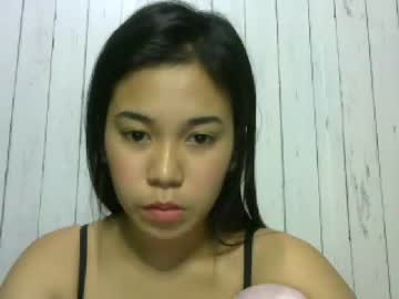 สาว อวบ นม ใหญ่ Trixxxcams com   Young blonde teen toys herself on live webcam show